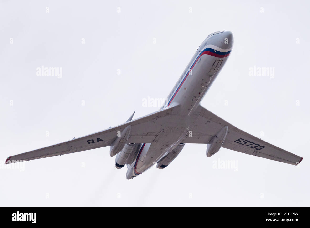 Nowosibirsk, Russland - 27. April 2018: Tupolev Tu-134B-3 RA -65733 Russland - Air Force nach dem Start in Tolmachevo International Airport. Stockfoto
