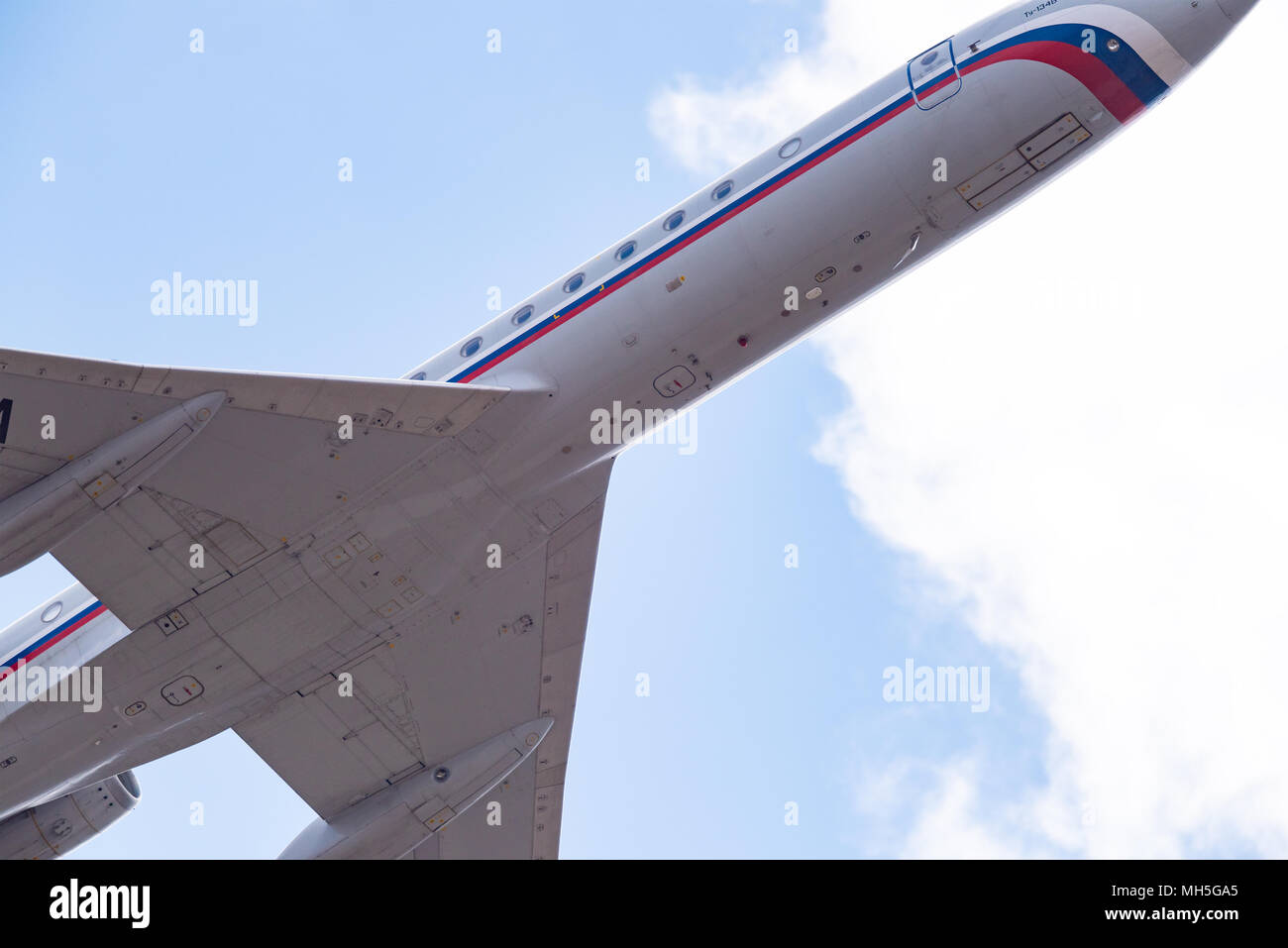 Nowosibirsk, Russland - 27. April 2018: Tupolev Tu-134B-3 RA -65733 Russland - Air Force nach dem Start in Tolmachevo International Airport. Stockfoto