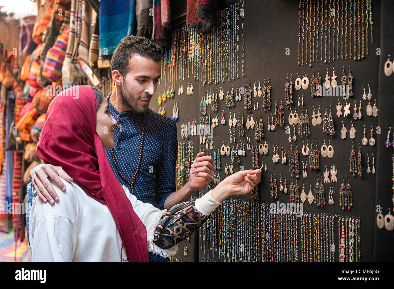Lächelnden jungen muslimischen Paar Einkaufen und Schmuck Stockfoto