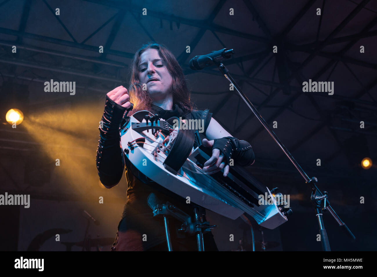 Mailand, Italien - 28. April 2018: Die Schweizer Folk alternative metal band Keller Darling aus Winterthur und Luzern, führt bei Insubria Festival der Marcallo con Casone (MI). Brambilla Simone Live News Fotograf Credit: Simone Brambilla / alamy Leben Nachrichten Stockfoto