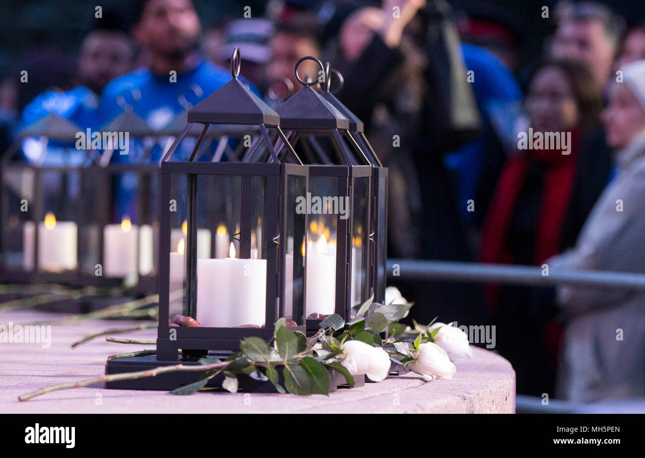 Toronto, Kanada. 29 Apr, 2018. Menschen nehmen Teil an der Vigil am TorontoStrong Mel Lastman Square in Toronto, Kanada, 29. April 2018. Tausende von Kanadiern nahmen an der TorontoStrong Mahnwache am Sonntag die Opfer der letzten Montag tödlichen Van angriff, links 10 Tote und 15 Verletzte zu erinnern. Credit: Zou Zheng/Xinhua/Alamy leben Nachrichten Stockfoto