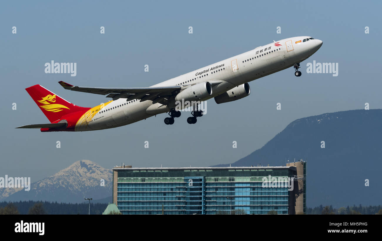 Richmond, British Columbia, Kanada. 27 Apr, 2018. Eine Hauptstadt Airlines Airbus A330-300 B -8679) wide-Body-jet airliner Airborne nach dem Take-off. Capital Airlines ist die Vermarktung der Marke Beijing Capital Airlines und ist eine Tochtergesellschaft der Hainan Airlines, Teil der HNA Group von Unternehmen. Credit: bayne Stanley/ZUMA Draht/Alamy leben Nachrichten Stockfoto