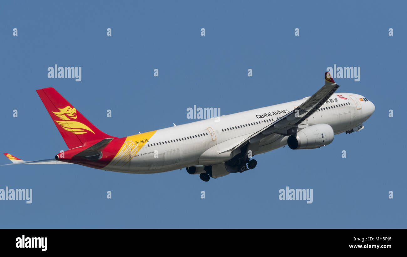 Richmond, British Columbia, Kanada. 27 Apr, 2018. Eine Hauptstadt Airlines Airbus A330-300 B -8679) wide-Body-jet airliner Airborne nach dem Take-off. Capital Airlines ist die Vermarktung der Marke Beijing Capital Airlines und ist eine Tochtergesellschaft der Hainan Airlines, Teil der HNA Group von Unternehmen. Credit: bayne Stanley/ZUMA Draht/Alamy leben Nachrichten Stockfoto