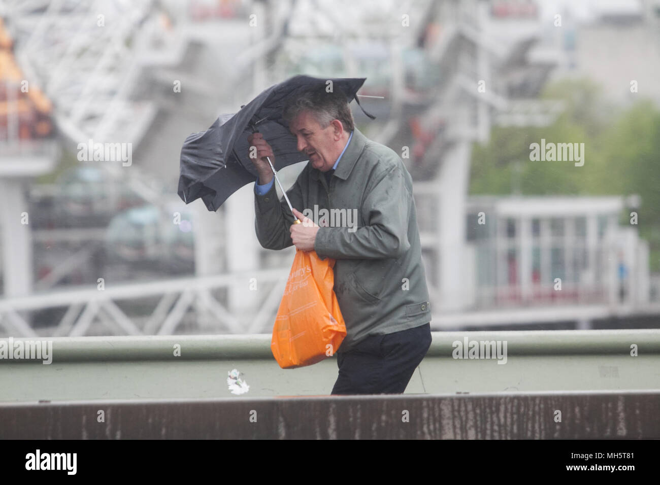 London, Großbritannien. 30.April 2018. Morgen Pendler und Touristen kämpfen mit der Eiskalt rasende Regentropfen auf die Westminster Bridge zu bewältigen als sinken die Temperaturen bis auf 6 Grad Celsius in der Hauptstadt mit Gale force Winde von 60 mph Prognose im Vereinigten Königreich Credit: Amer ghazzal/Alamy leben Nachrichten Stockfoto