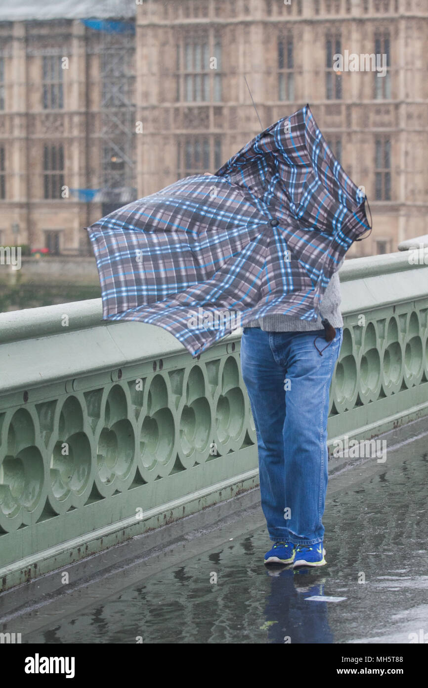 London, Großbritannien. 30.April 2018. Morgen Pendler und Touristen kämpfen mit der Eiskalt rasende Regentropfen auf die Westminster Bridge zu bewältigen als sinken die Temperaturen bis auf 6 Grad Celsius in der Hauptstadt mit Gale force Winde von 60 mph Prognose im Vereinigten Königreich Credit: Amer ghazzal/Alamy leben Nachrichten Stockfoto