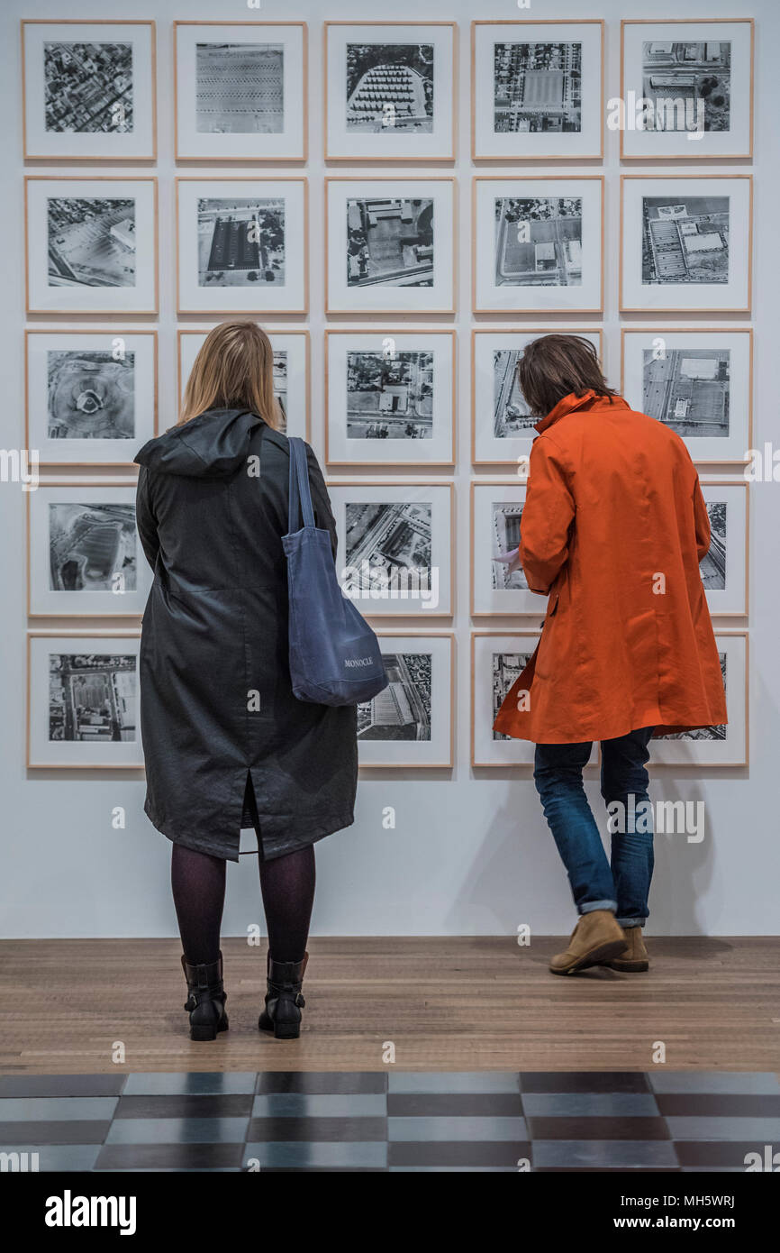 London, Großbritannien. 30. April, 2018. Werke von Edward Ruscha hinter Stahl Zink Ebene von Carl Andre, auf dem Fußboden-Form des Lichts: 100 Jahre Fotografie und abstrakter Kunst - es bietet über 300 Arbeiten von mehr als 100 Künstler, untersucht die Ausstellung die Geschichte der abstrakten Fotografie Seite an Seite mit berühmten Gemälden und Skulpturen. Es wird in der Tate Modern 2. Mai - 14. Okt 2018. Credit: Guy Bell/Alamy leben Nachrichten Stockfoto