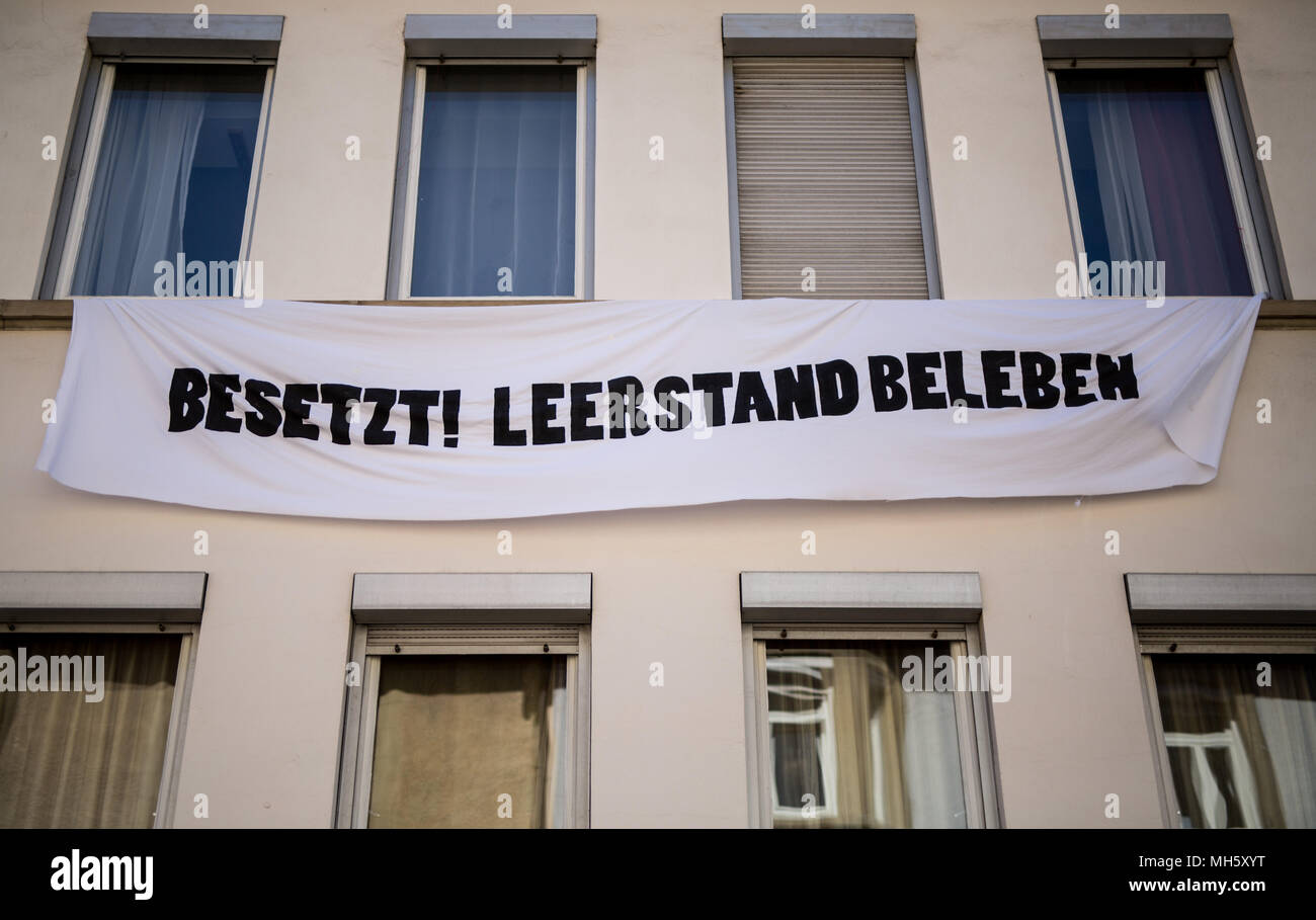 30 April 2018, Stuttgart, Deutschland: ein Banner mit der Aufschrift "Besetzt! Revive Vakanz" hängt an einem besetzten Haus im Stuttgarter Stadtteil Heslach. Foto: Christoph Schmidt/dpa Stockfoto