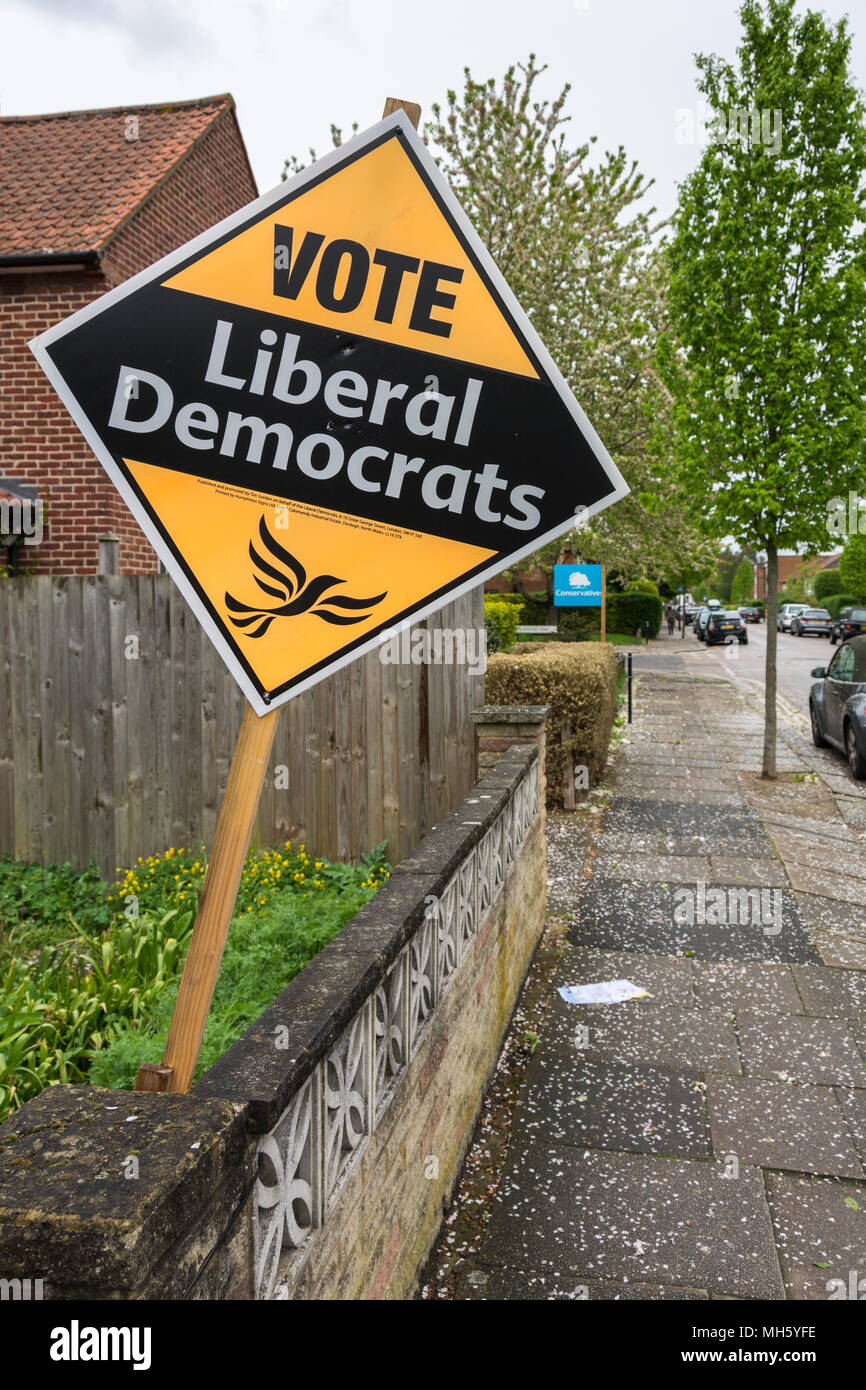 Politische Banner und Hortaufführungen der Local Election Party in Barnes, SW London, im heiß umkämpften Stadtteil Richmond upon Thames Stockfoto