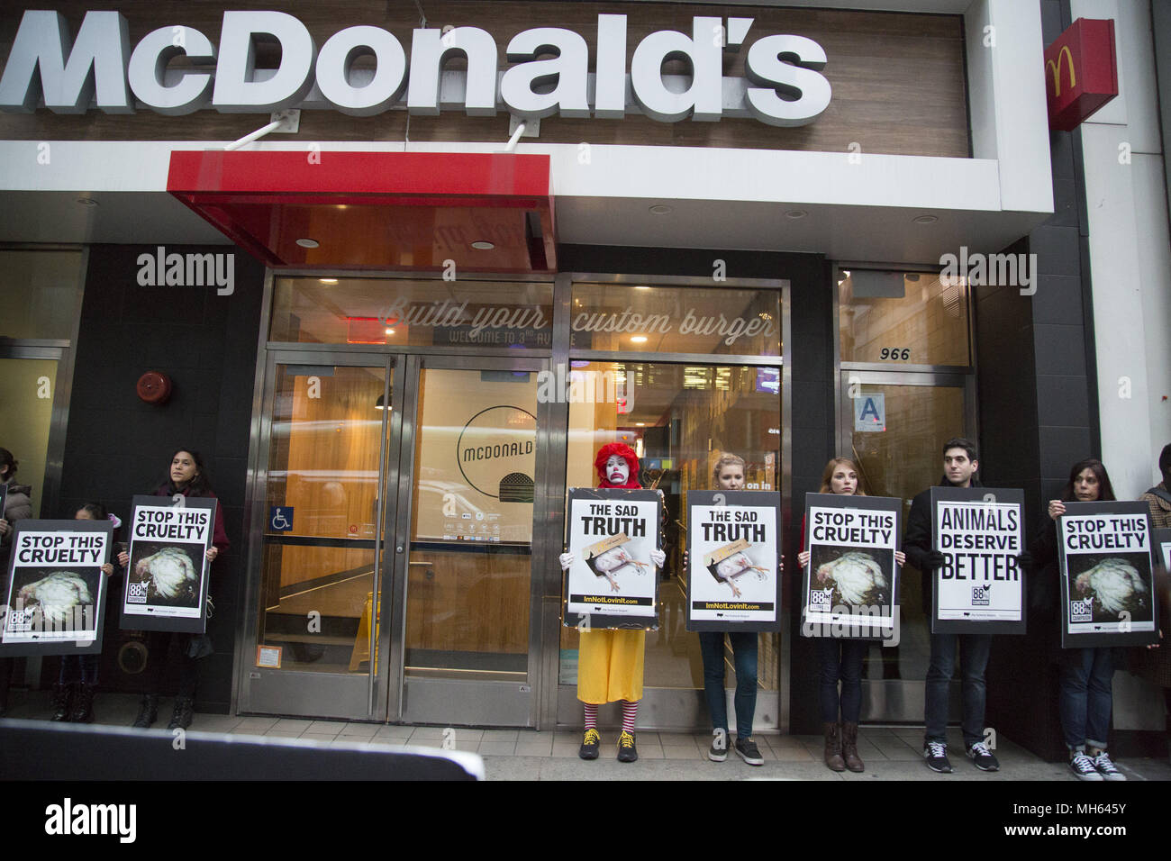 New York, New York, USA. 30 Apr, 2018. Anhänger der 88%-Kampagne, die gegen McDonald's in New York im Namen der Human League, einer internationalen Tierschutz NGO, die eine landesweite Kampagne drängt McDonald's eine öffentliche Politik zu produzieren und Sinn volle Engagement Adressierung des Tierschutzes für Masthähnchen in ihrer gesamten Versorgungskette gestartet protestieren", sagten Beamte. Credit: Brian Zweig Preis/ZUMA Draht/Alamy leben Nachrichten Stockfoto