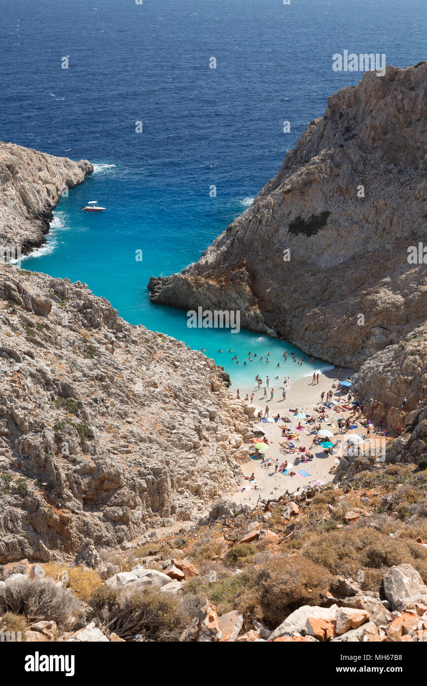 Beachgoers genießen Sie die Sonne auf Seitan Limania Beach auf Kreta Stockfoto