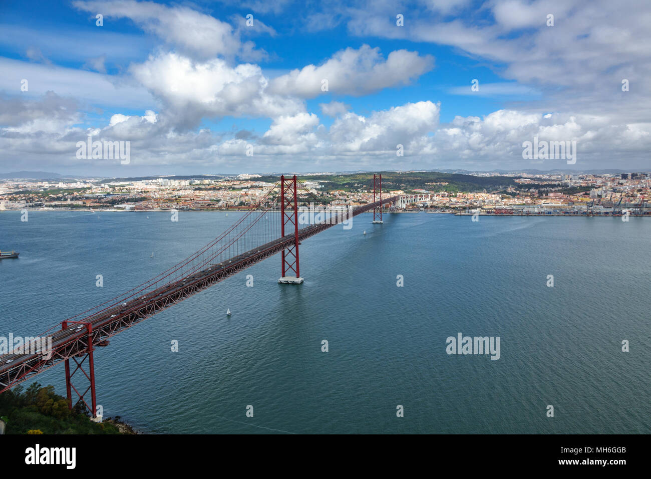Blick von oben auf die Brücke "25 de Abril" Stockfoto