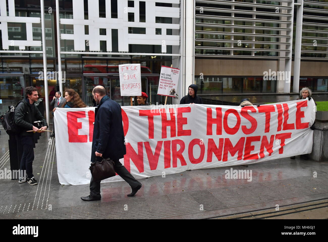 Die Demonstranten protestieren gegen die feindliche Umwelt Einwanderungspolitik außerhalb des Home Office in Westminster, London. Amber Rudd hat als Innenminister unter Ansprüchen sie das Parlament über Ziele für das Entfernen illegaler Migranten in die Irre zurückgetreten. Stockfoto