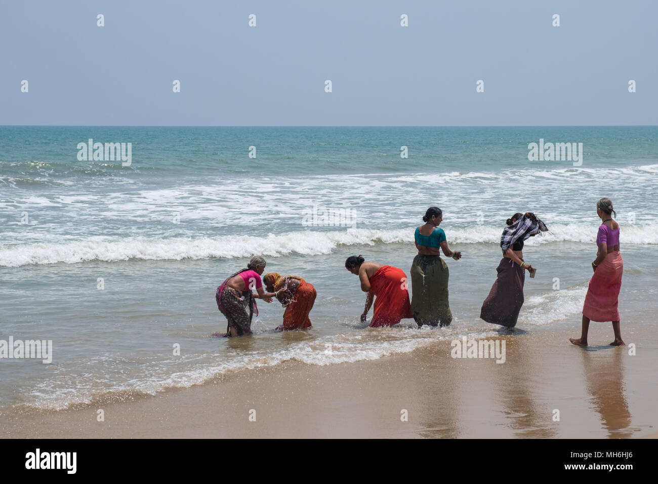 Mahabalipuram, Indien - 20. März 2018: eine Gruppe von Frauen genießen Sie das erfrischende Wasser der Bucht von Bengalen auf der Coromandel Küste von Tamil Nadu Stockfoto