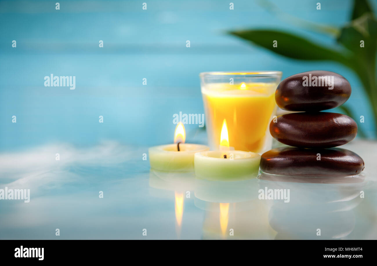 Spa-Konzept mit Kerze, Stein, Blumen und Bambus, Entspannung Stockfoto