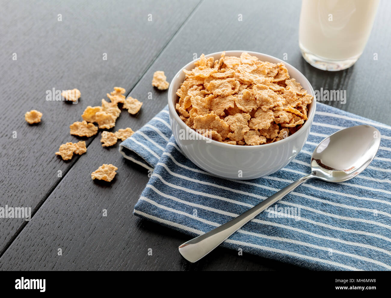 Gesunde Cornflakes mit Milch zum Frühstück am Tisch, essen und trinken Stockfoto