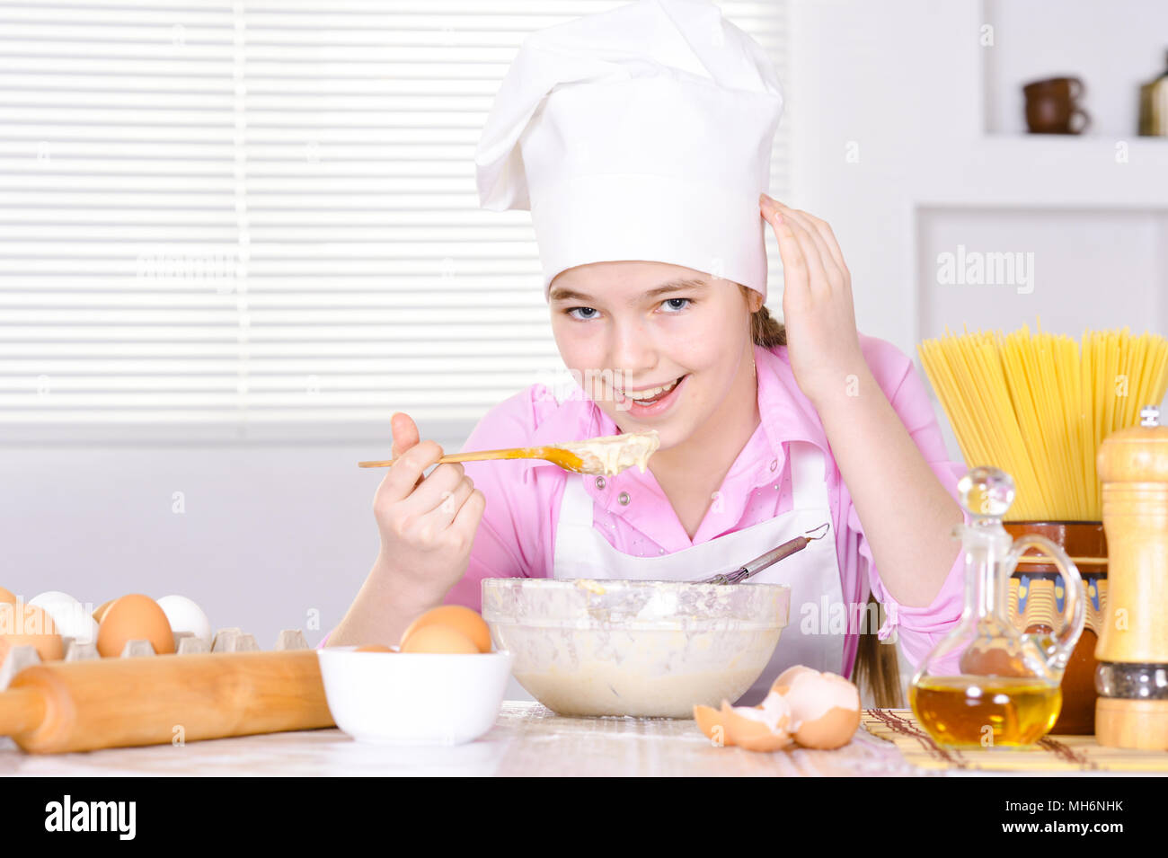 Süße Mädchen Kochen in der Küche Stockfoto