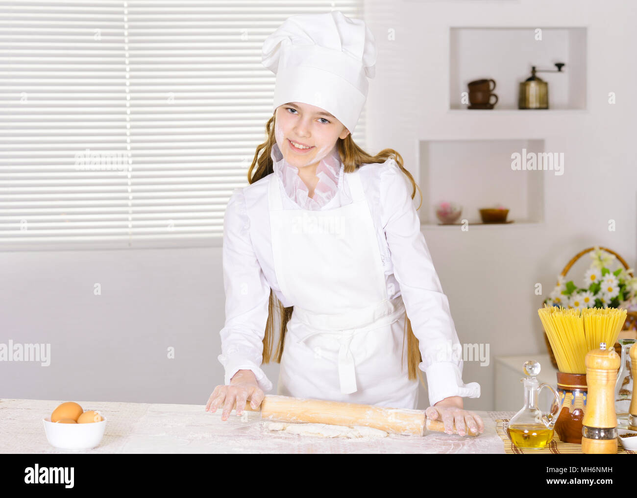Süße Mädchen backen in der Küche Stockfoto