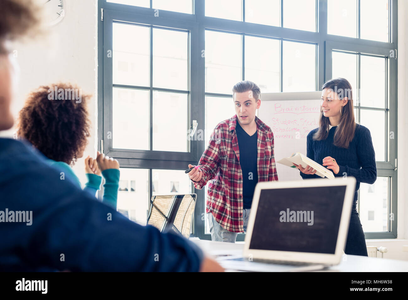 Schüler Austausch von Ideen und Meinungen, die beim Brainstorming Stockfoto