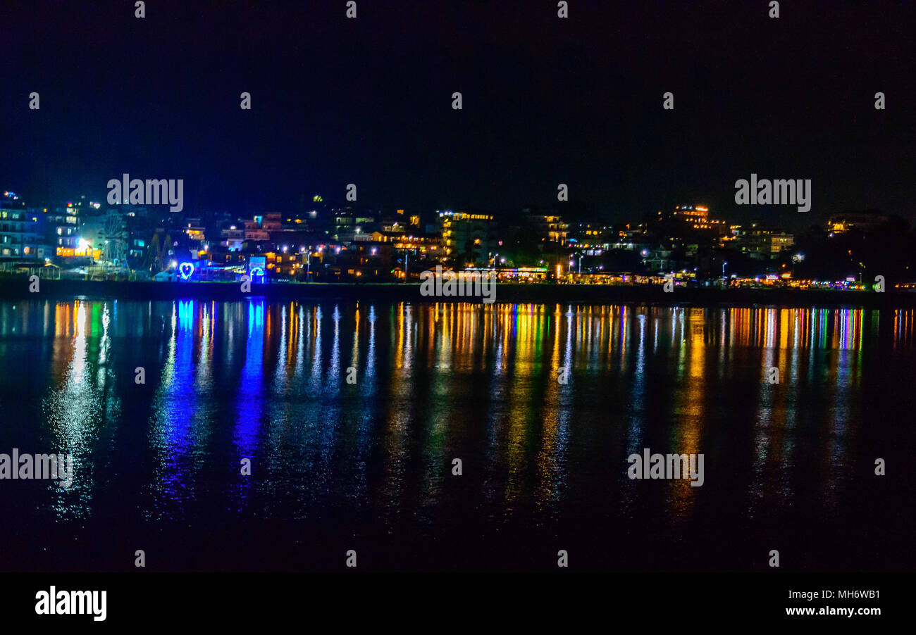 Es sind Lichter der Stadt im Hintergrund, hinter dem Phewa See - die berühmtesten See in Pokhara (Nepal). Stockfoto