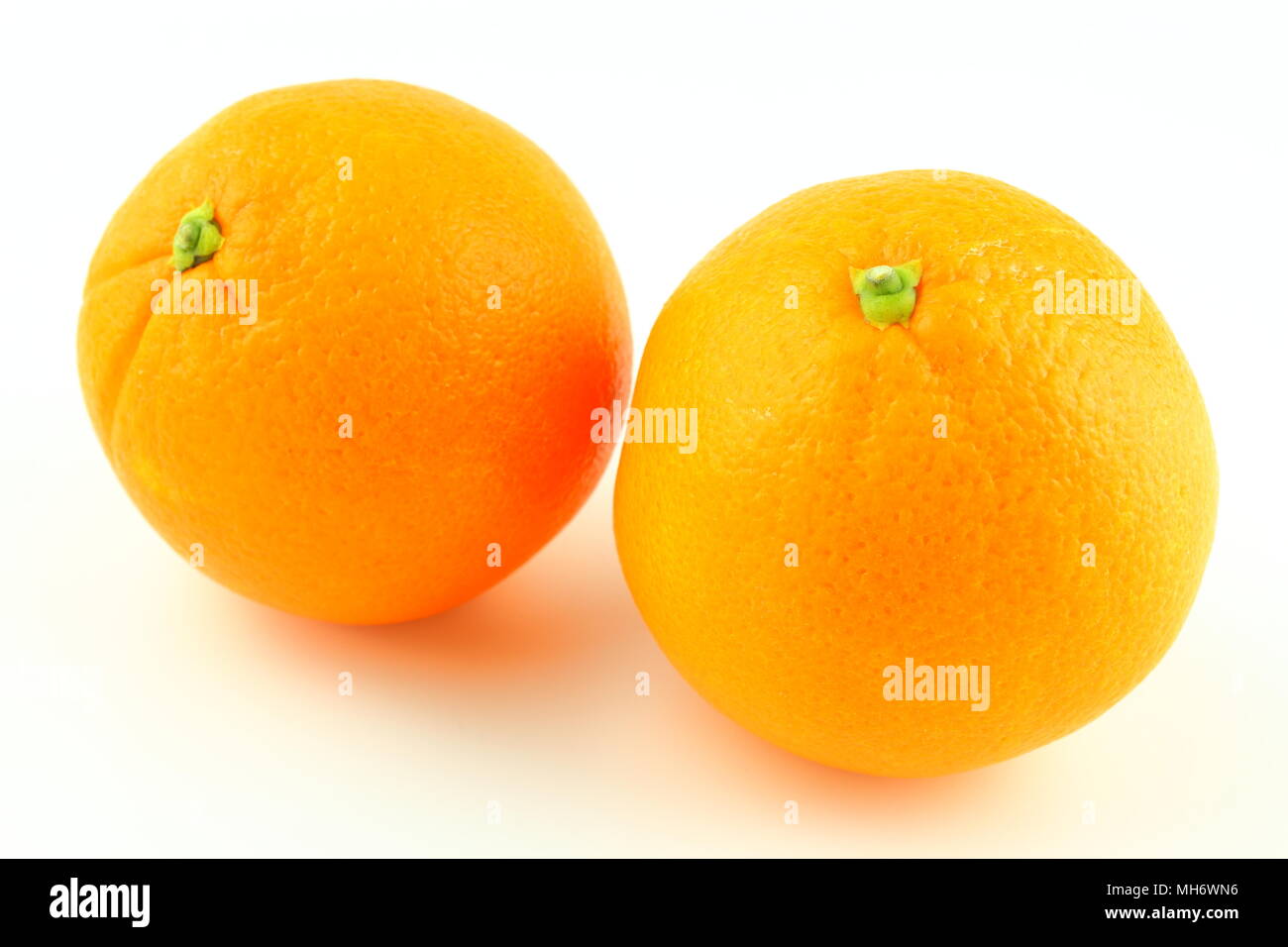Zusammensetzung von frischem orange Früchte auf weißem Hintergrund Stockfoto