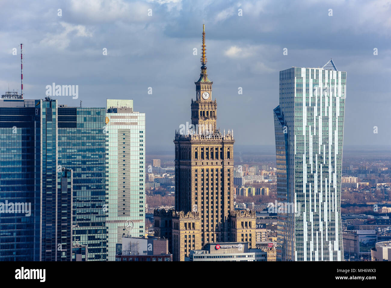 Warschau/Polen - 16.03.2017: Blick auf die alte Architektur Gebäude (Palast der Kultur und Wissenschaft) und modernen Wolkenkratzern direkt daneben. Stockfoto