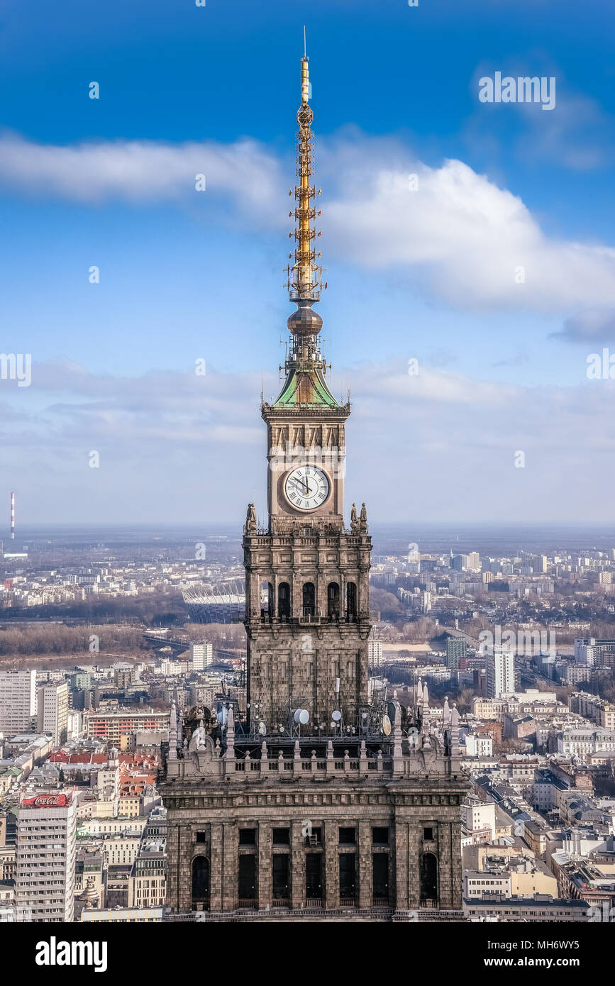 Warschau/Polen - 02.16.2016: Blick auf die Spitze, Spitze der Palast der Kultur und Wissenschaft, die sich mit der Innenstadt Gebäude im Hintergrund. Horizontale. Stockfoto