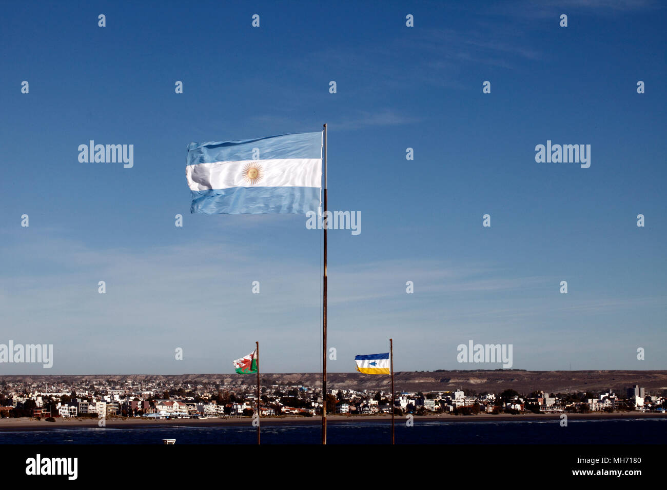 Drei Fahnen auf Punta Cuevas, Puerto Madryn, Argentinien, Patagonien, Stockfoto