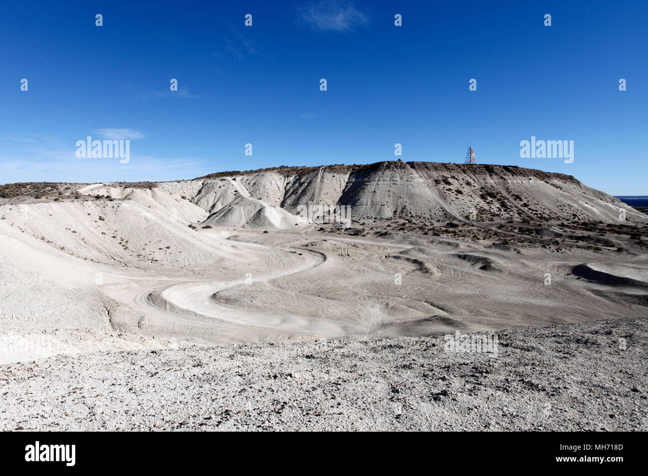 Rundumleuchte oder Leuchtturm auf den Sanddünen in der Nähe von Punta Cuevas, Puerto Madryn. Chubut Argentinien. Rennstrecke in den Dünen für Jagt Fahrräder Stockfoto