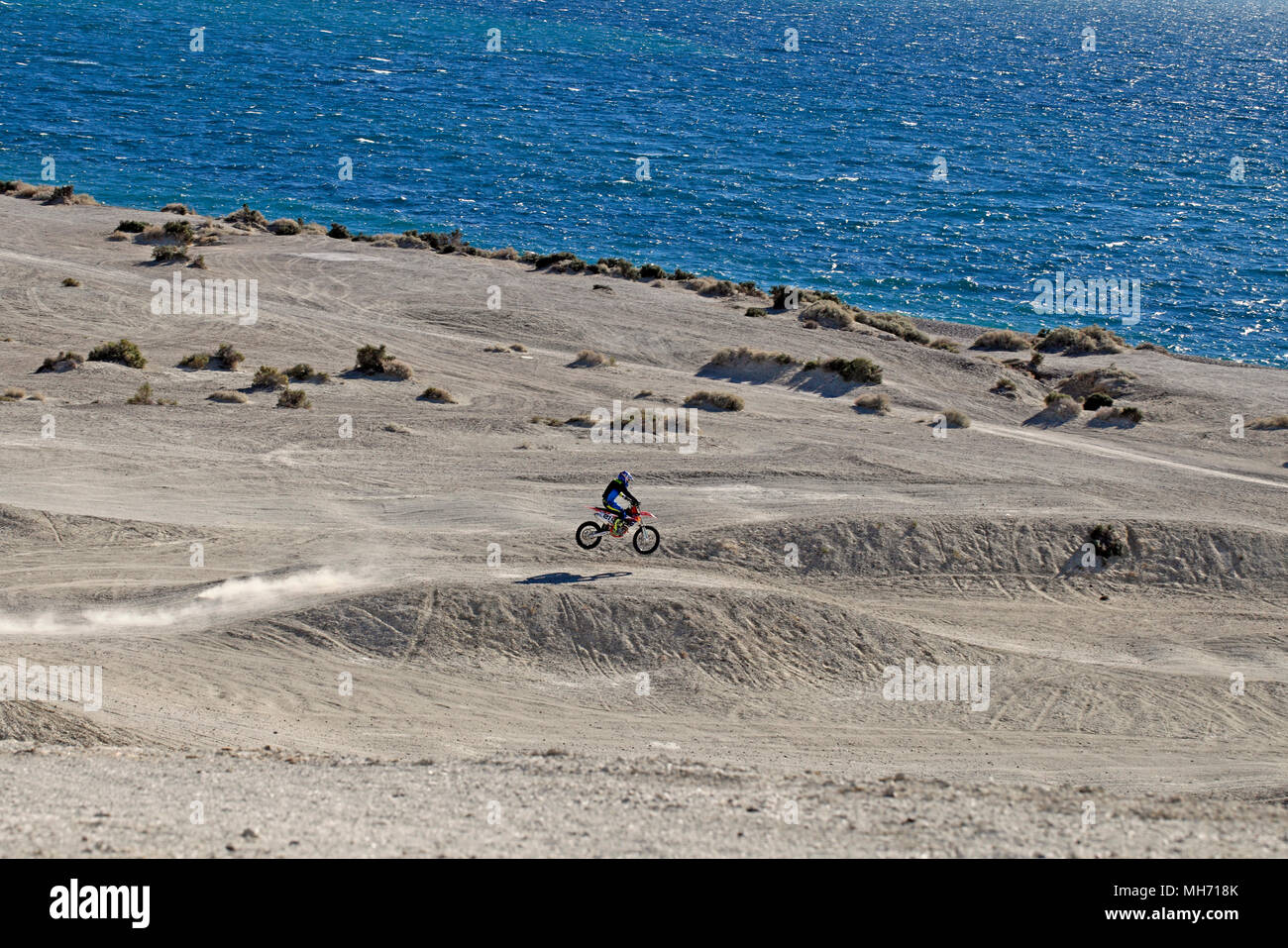Offroad Motorrad, Enduro, die Kriechen, jagt, Rennstrecke auf den Sanddünen, in der Nähe von Punta Cuevas, Puerto Madryn. Chubut Argentinien. Stockfoto