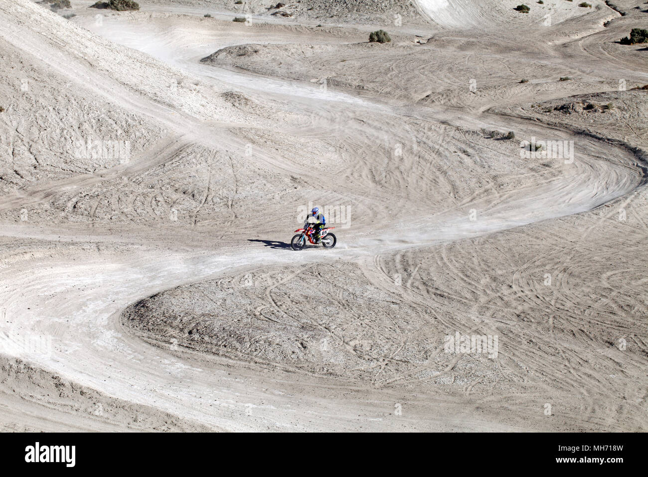 Offroad Motorrad, Enduro, die Kriechen, jagt, Rennstrecke auf den Sanddünen, in der Nähe von Punta Cuevas, Puerto Madryn. Chubut Argentinien. Stockfoto