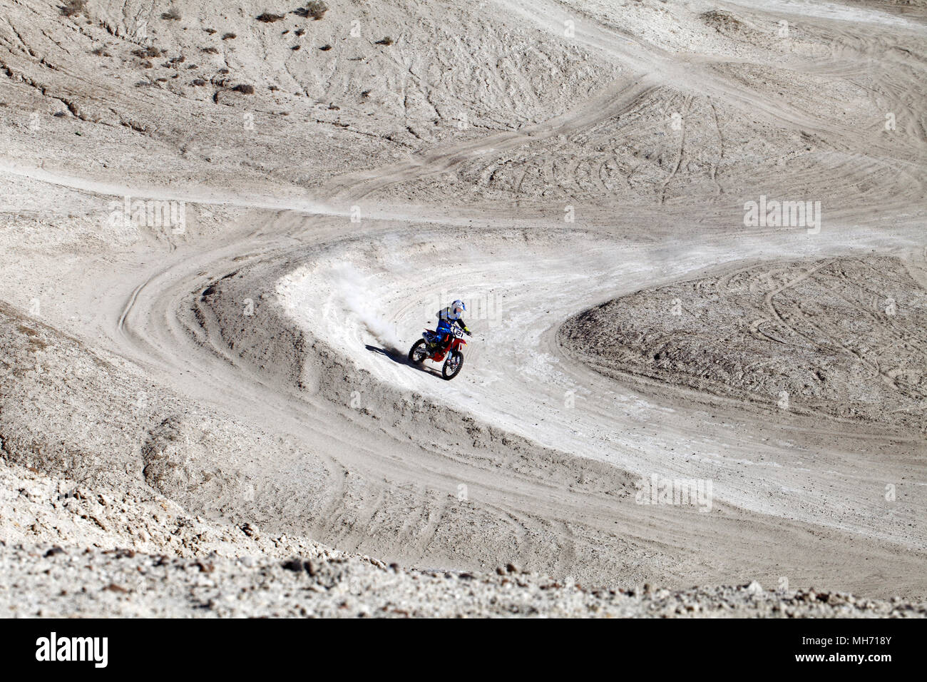Offroad Motorrad, Enduro, die Kriechen, jagt, Rennstrecke auf den Sanddünen, in der Nähe von Punta Cuevas, Puerto Madryn. Chubut Argentinien. Stockfoto