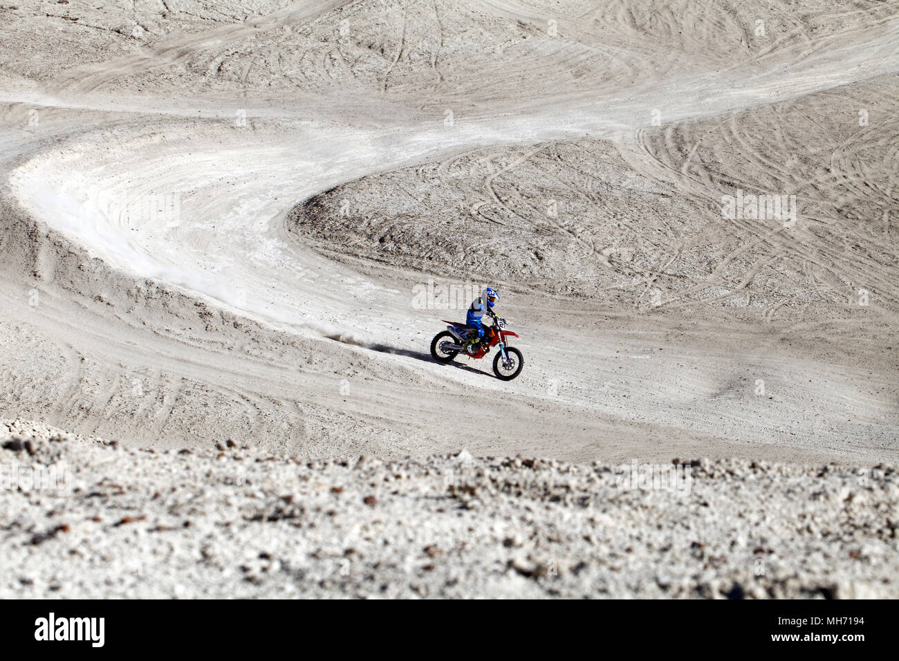 Offroad Motorrad, Enduro, die Kriechen, jagt, Rennstrecke auf den Sanddünen, in der Nähe von Punta Cuevas, Puerto Madryn. Chubut Argentinien. Stockfoto