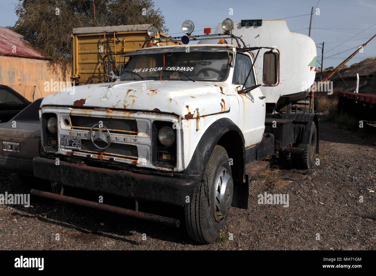 Argentinien, verrostet und verschrottet Tankwagen. Chevrolet mit einem Mercedes Motor. Stockfoto