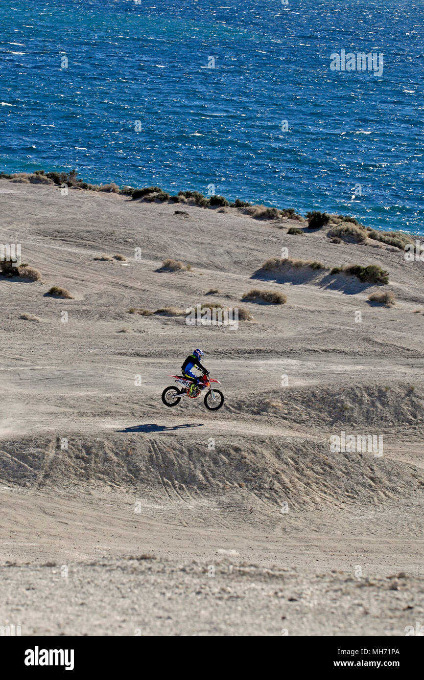 Offroad Motorrad, Enduro, die Kriechen, jagt, Rennstrecke auf den Sanddünen, in der Nähe von Punta Cuevas, Puerto Madryn. Chubut Argentinien. Stockfoto