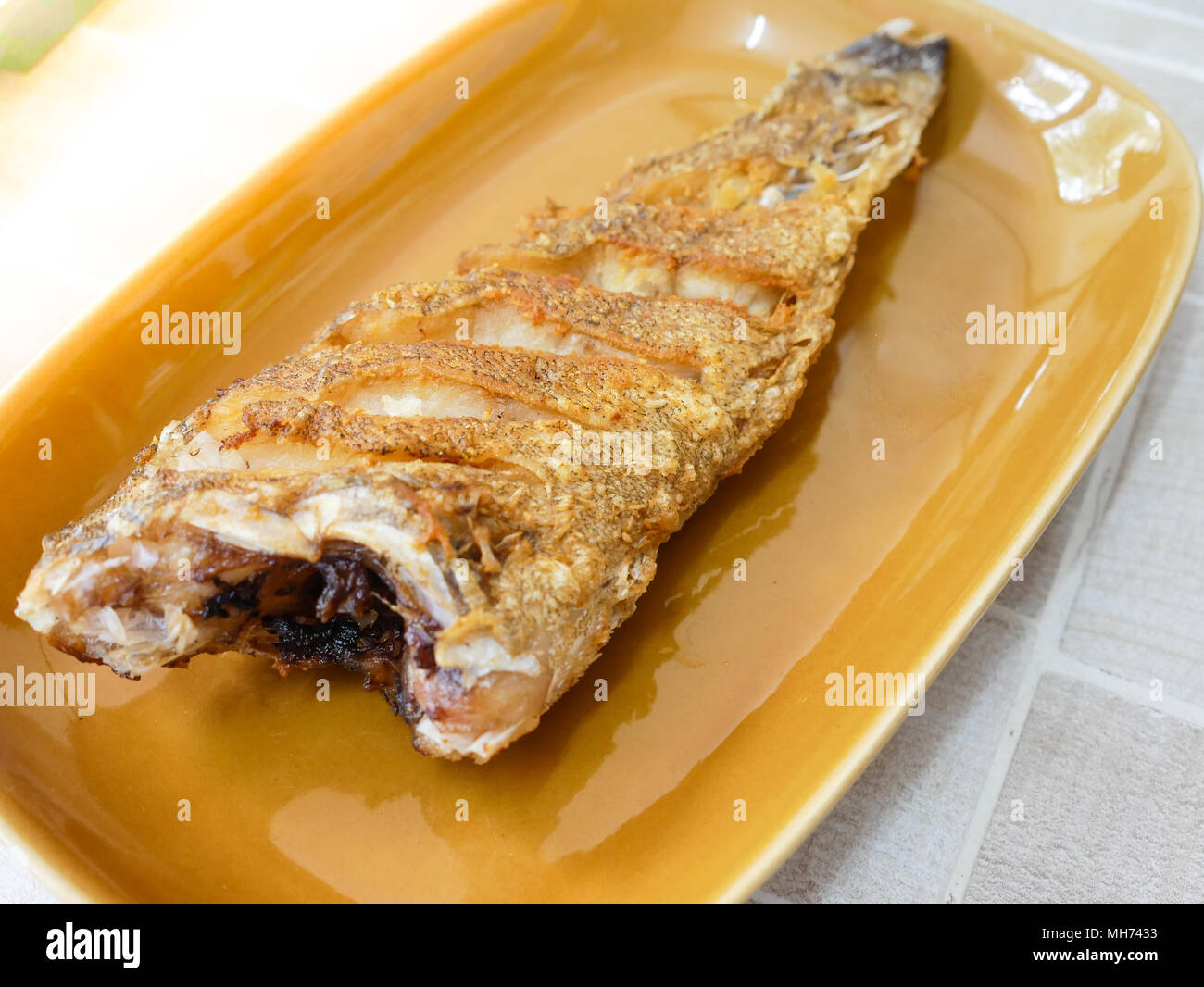 Weiche Bild von Braun gebratene Fische ohne Kopf auf der braunen Schale Stockfoto