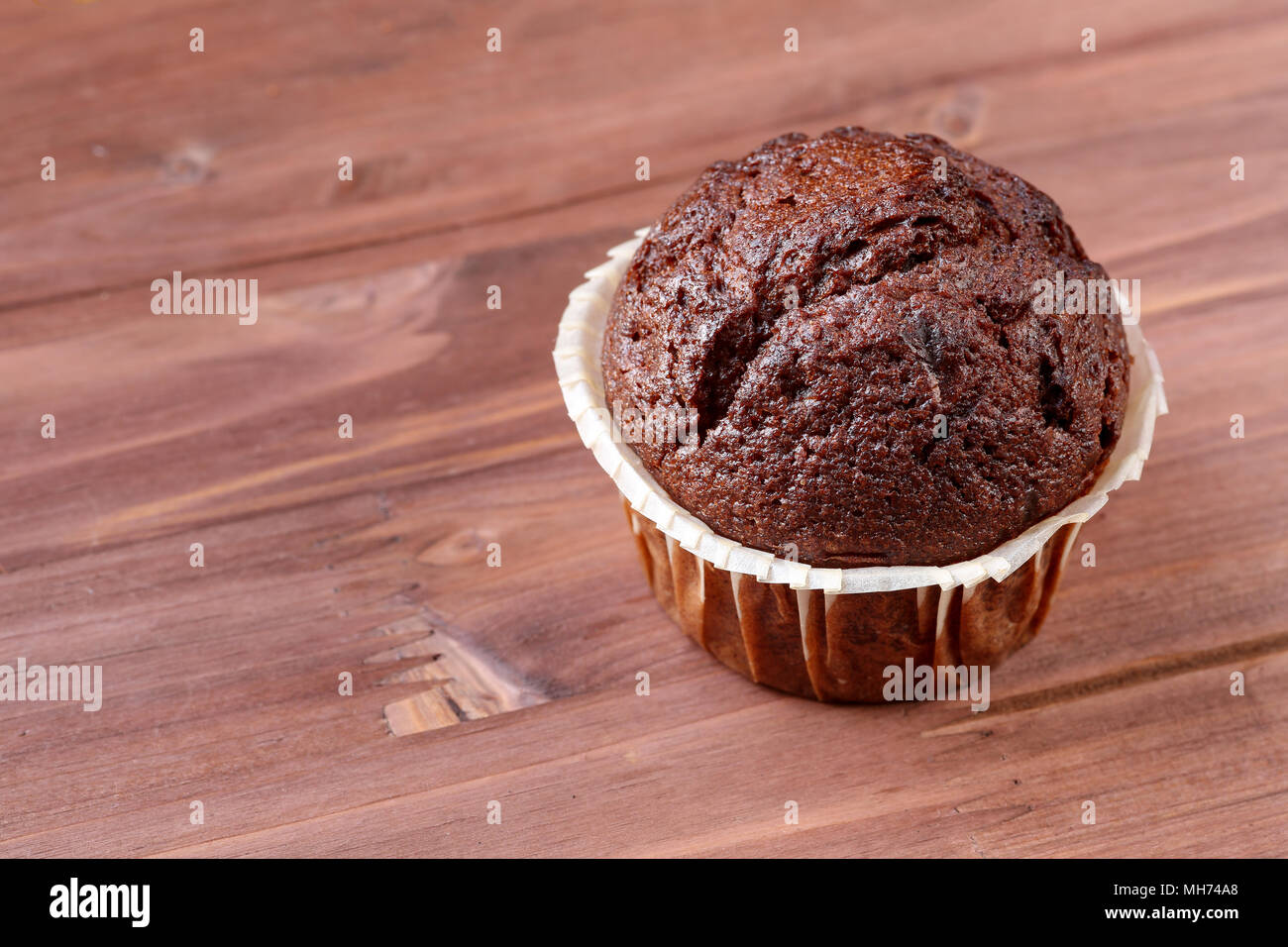 Nahaufnahme eines köstlichen Schokolade muffin auf braunem Holz- Hintergrund mit einem Platz für Text Stockfoto