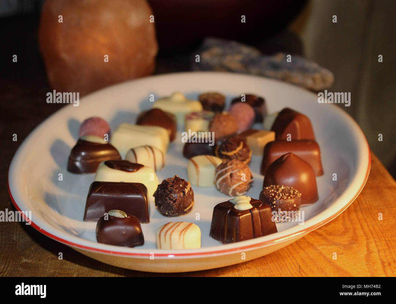 Schokolade Pralinen von verschiedenen Schokolade Typen mit Füllung auf einer Platte angeordnet werden Stockfoto