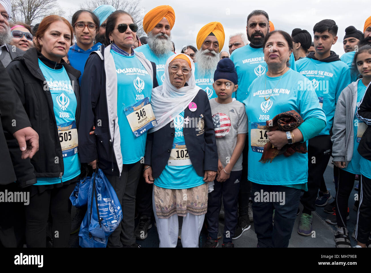 102 an der Startlinie der Vaisakhi 5k laufen in VIctory Field, Woodhaven, Queens, New York Jahr alte Mann Kaur. Stockfoto