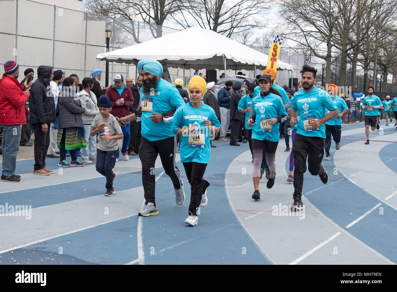 Männer, Frauen und Kinder zu Beginn des Rennens an der Vaisakhi 5k laufen in VIctory Field, Woodhaven, Queens, New York. Stockfoto