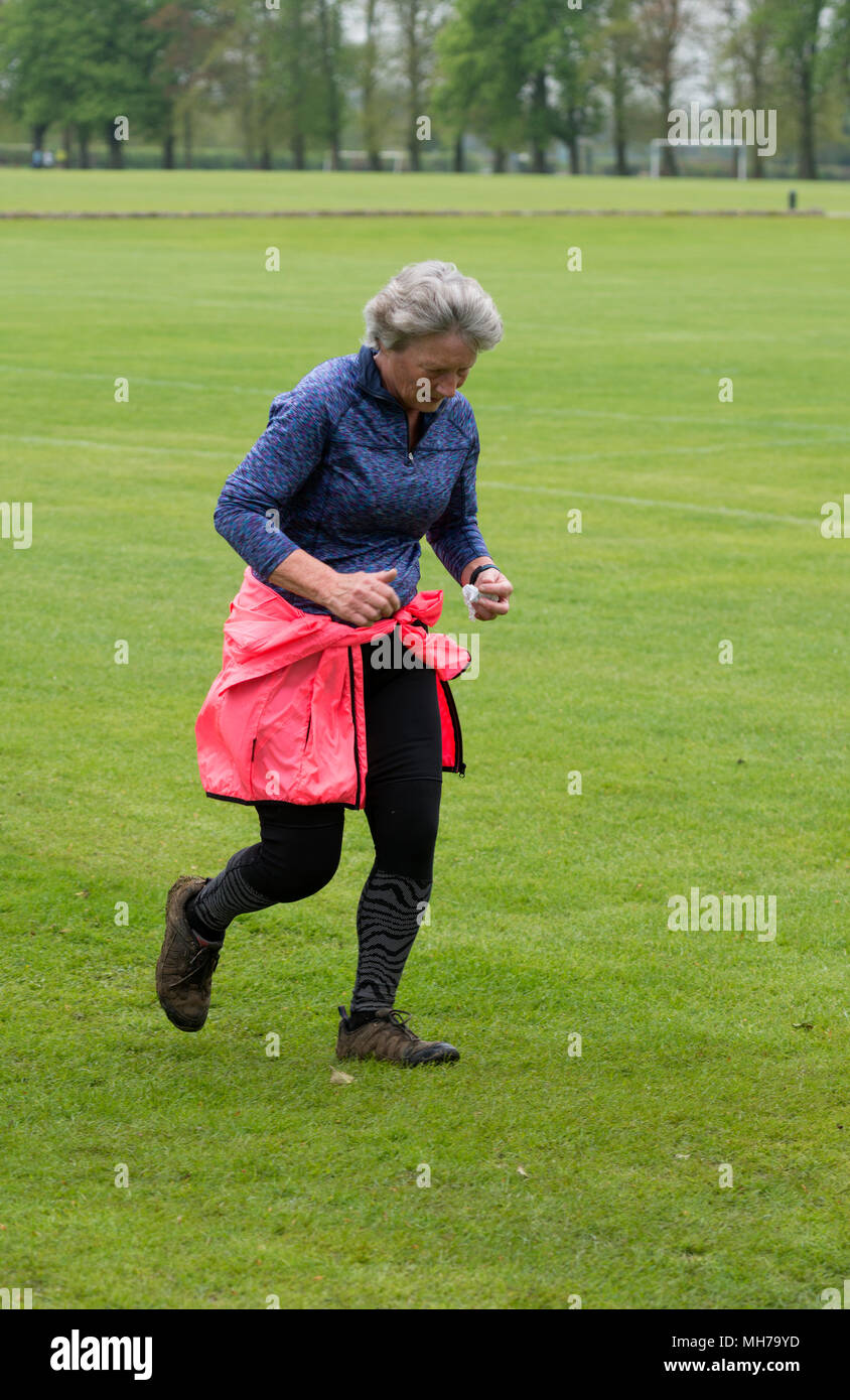 Ein Läufer in Cirencester parkrun, Gloucestershire, VEREINIGTES KÖNIGREICH Stockfoto