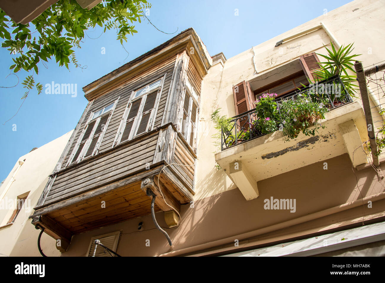 Balkon aus Holz in der Altstadt von Rethymno auf Kreta, Griechenland Stockfoto