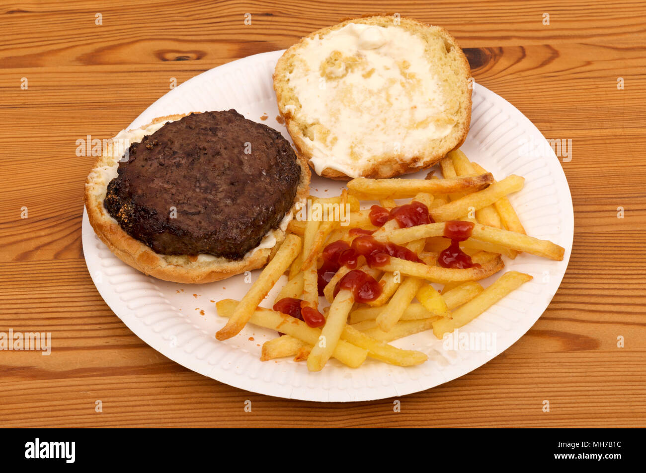Hausgemachten Burger und Pommes Stockfoto