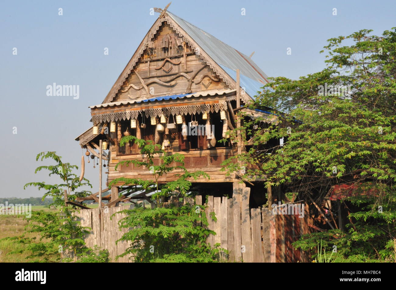 Haus eines Reisbauern, Phrae, Thailand, Woodhouse, Schnitzereien, Terrasse, Lampions, hängende Objekte, Zaun, Blech Dach, Baum Bevölkerung Stockfoto