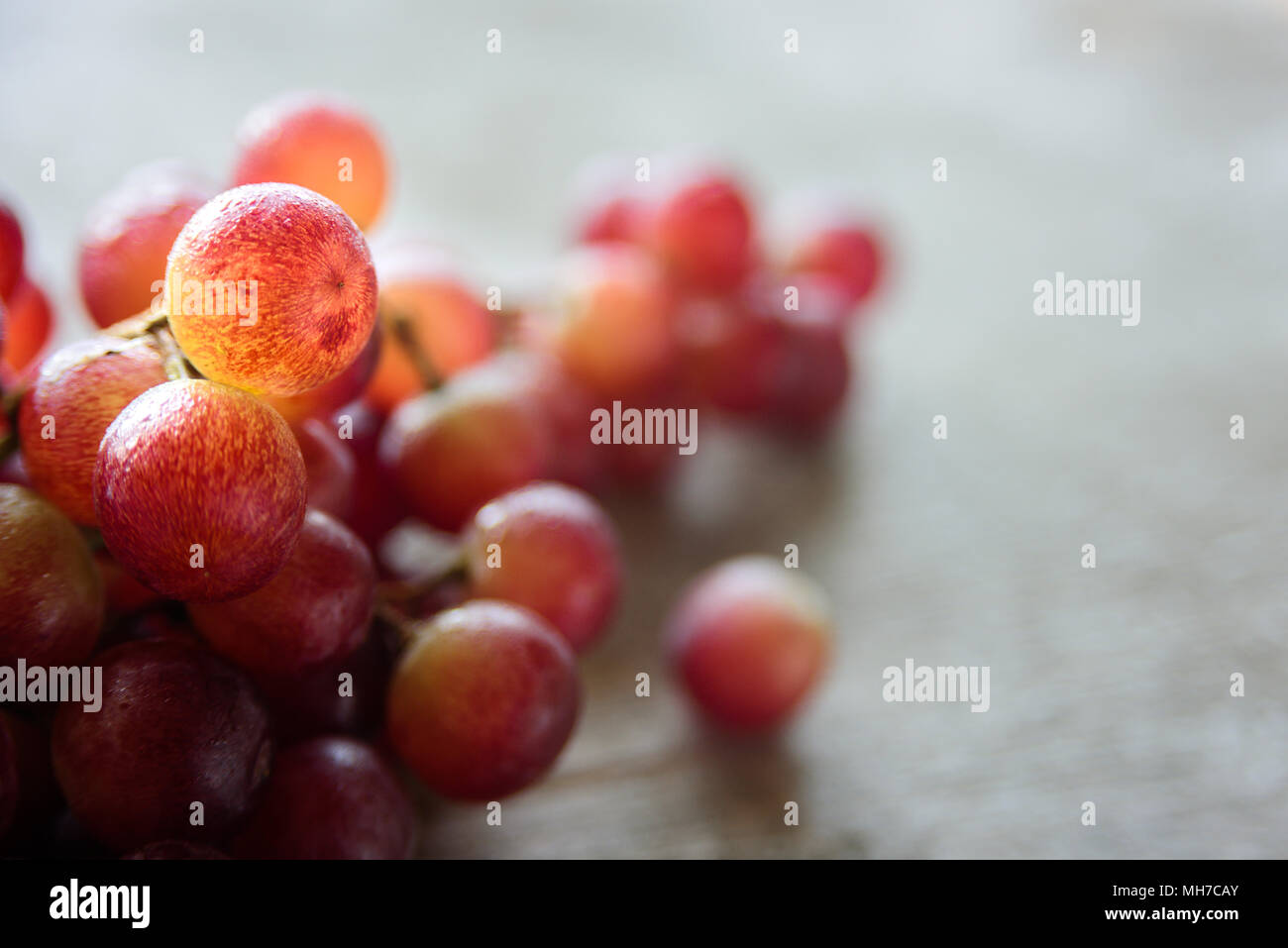 Frische saftige Strauß roter Trauben fuit auf hölzernen Hintergrund Stockfoto