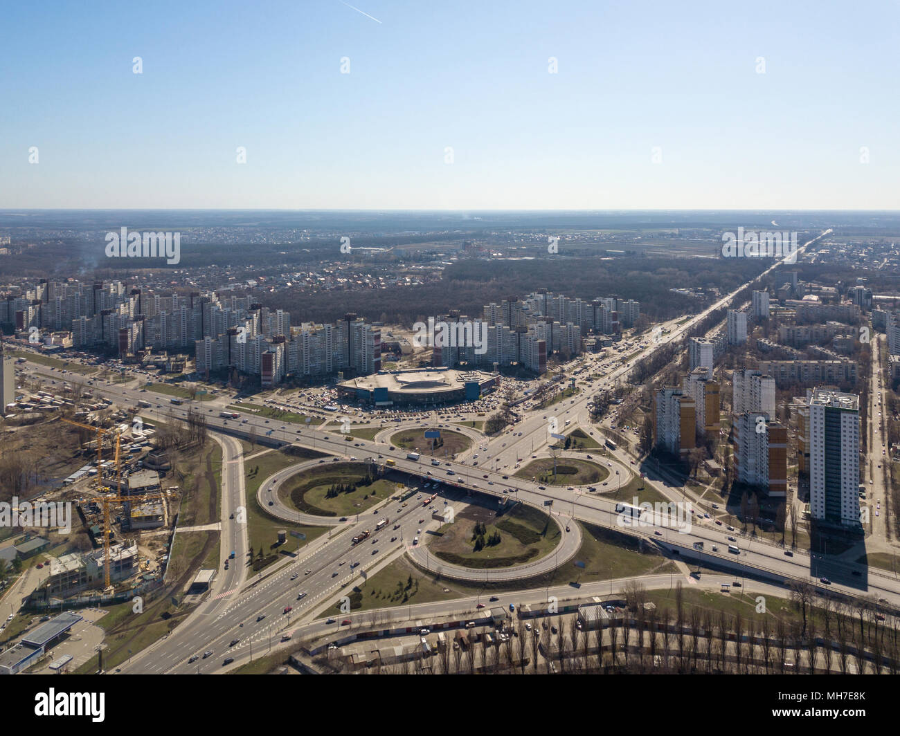 Kiew, Ukraine - April 7, 2018: Luftaufnahme auf Straßen in Kiew. Es gibt viele Autos auf den Straßen. Stockfoto