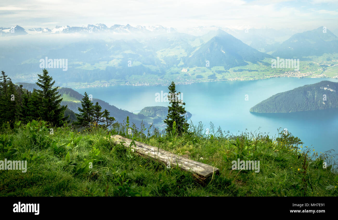 Bank, auf Schweizer Berg mit Blick auf das wunderschöne Tal Stockfoto