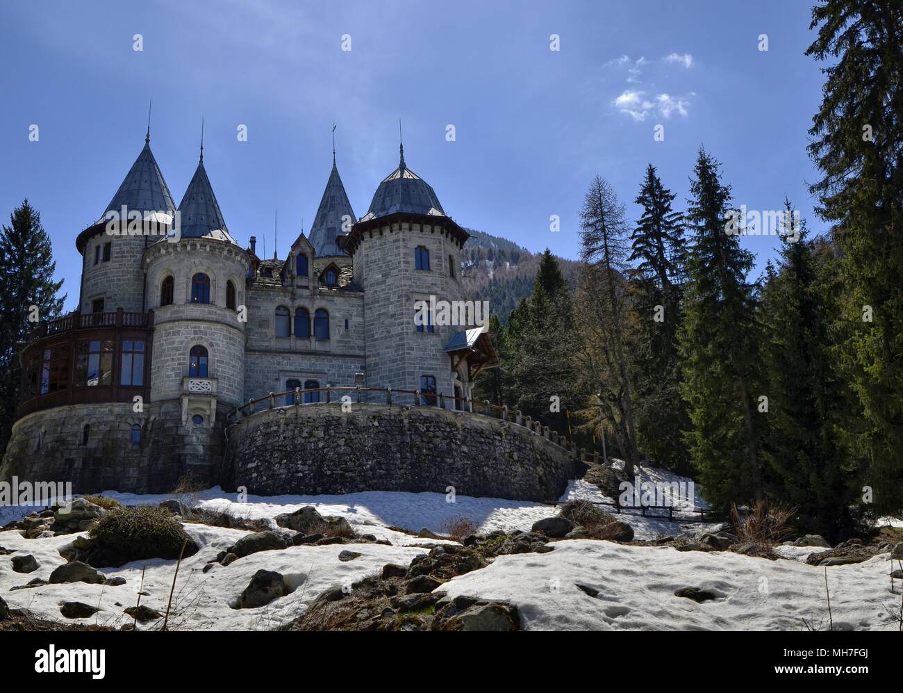 Gaby, Region Valle d'Aosta, Italien. 25. April 2018. Castel Savoia, ist eine Villa aus der Gründerzeit im eklektischen Stil. Märchen eingestellt Stockfoto