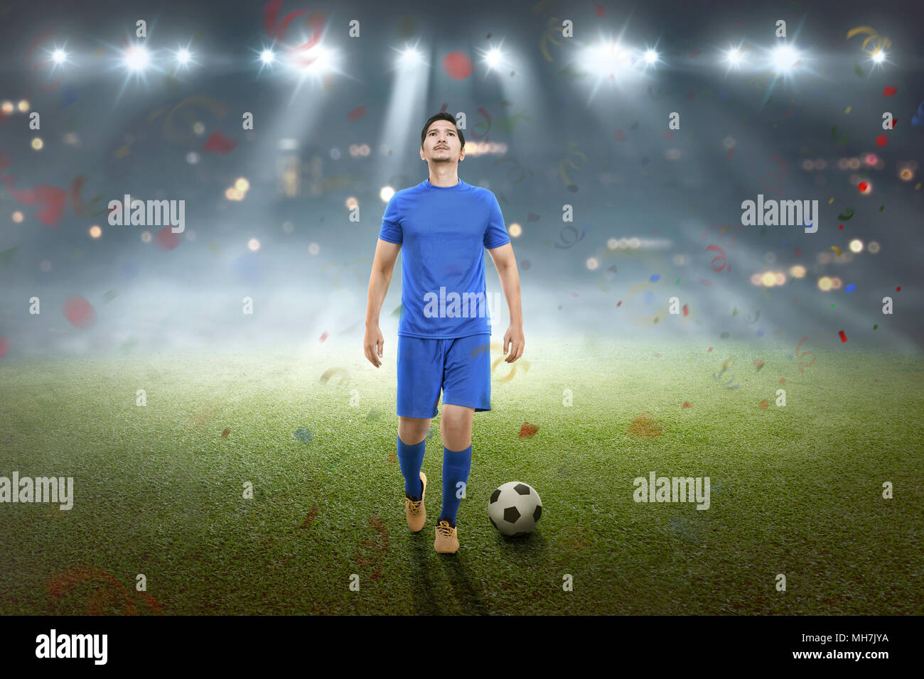 Professionelle asiatischen Fußball-Spieler Mann feiern seinen Gewinn auf dem Feld Stockfoto