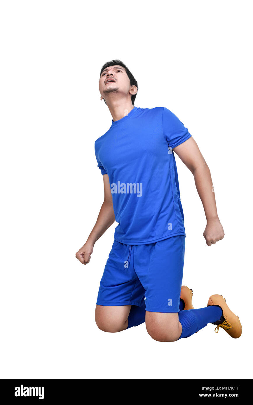Attraktiven asiatischen Fußballer mit Feiern Ausdruck über weißem Hintergrund posiert Stockfoto