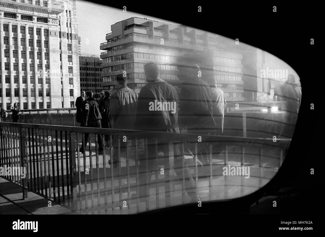 Pendler London Bridge Büro gehen morgens zur Arbeit, 2000 s, UK. HOMER SYKES Stockfoto